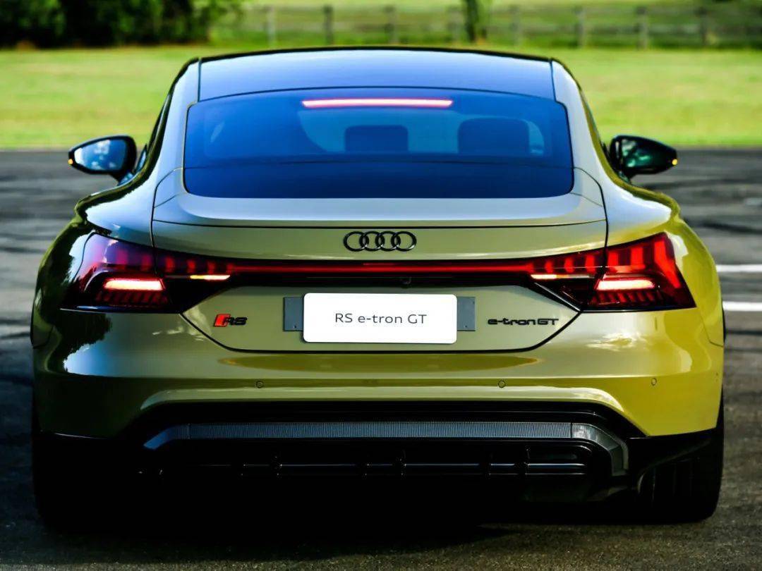 奥迪rs e-tron gt将于12月30日上市 预售价148万元限量20台_搜狐汽车
