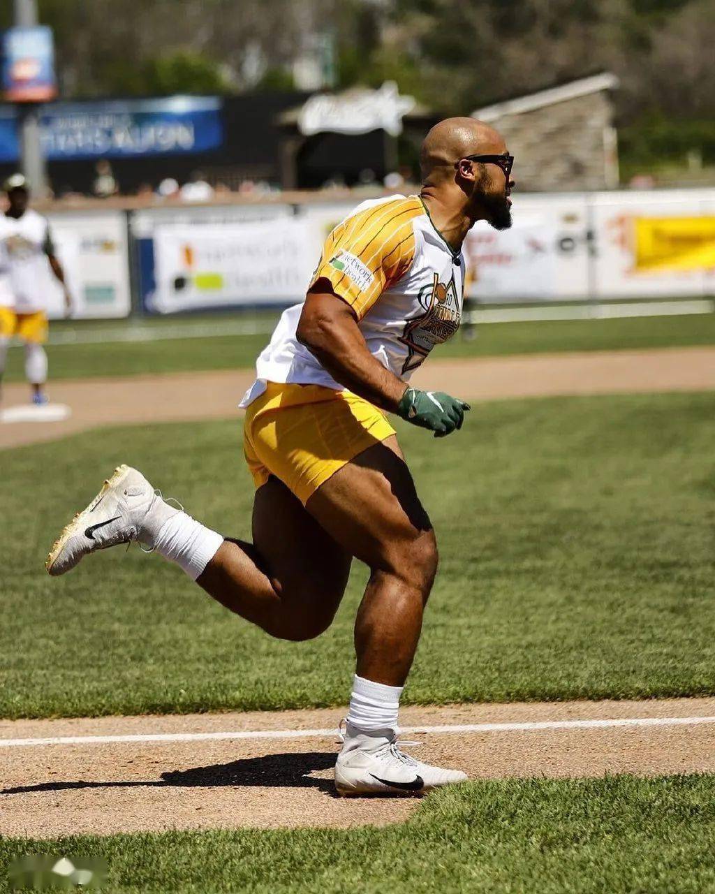 nfl运动员的大腿有多粗?网友:吊打篮球,足球…_身体_核心_猛男