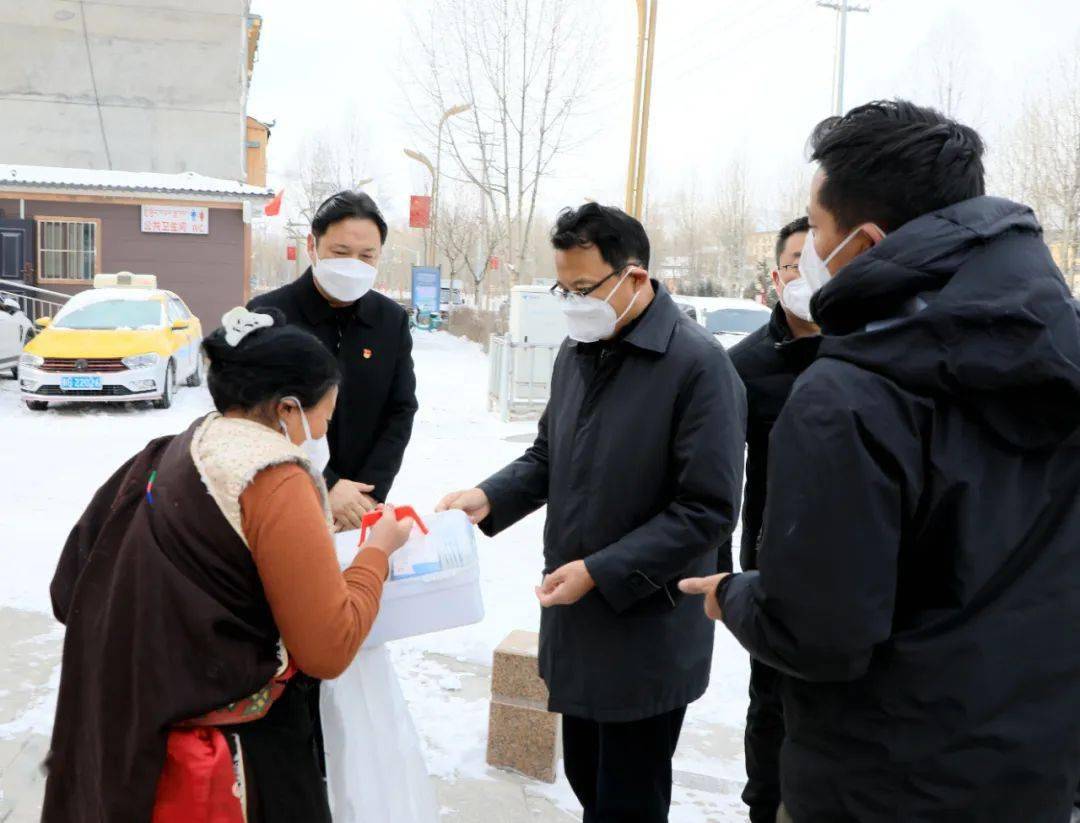 副书记,州长索南丹增先后深入曲麻莱县和玉树市走访慰问困难干部群众