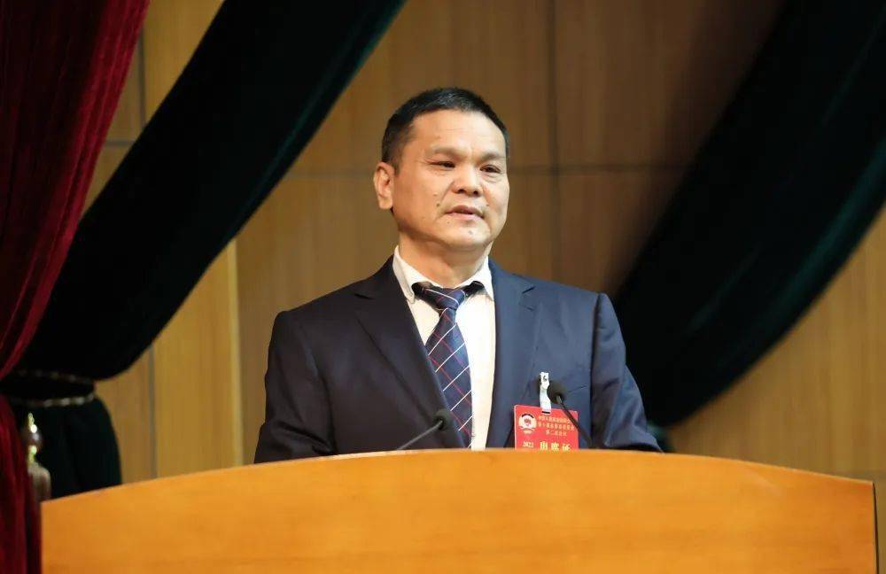 上午10时,受县政协第十届常务委员会委托,县政协秘书长陈绍锋宣布大会