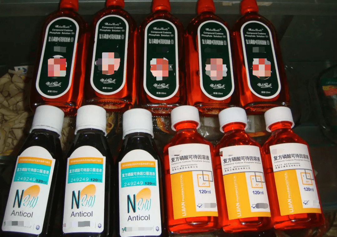 大量服用"止咳水"会产生幻觉,伴随瞳孔收缩,嗜睡或昏迷,言语含糊不清