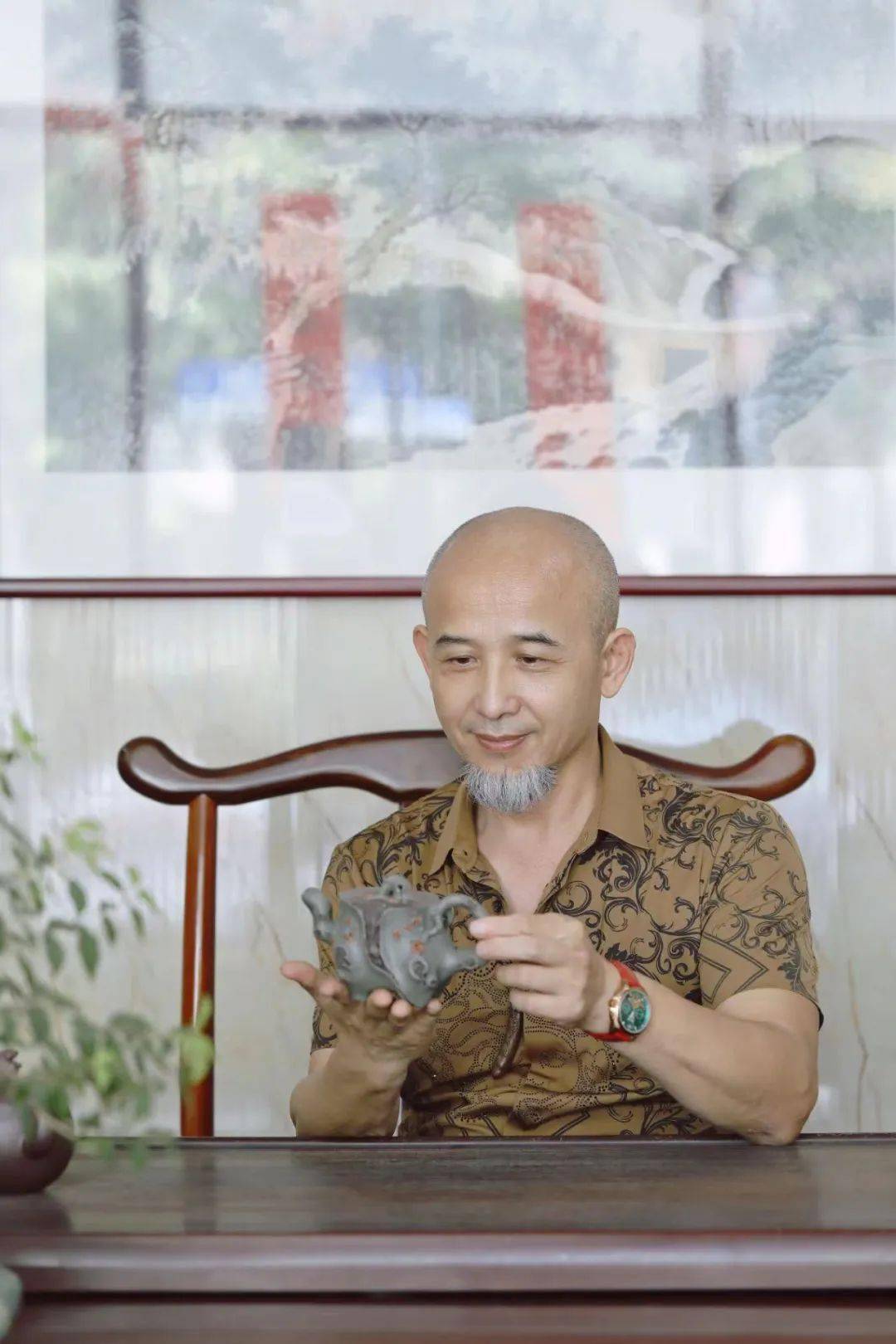 陈友林精选绿泥制作,质感光滑圆润,呈现出一种雅俗共赏,清新自然的