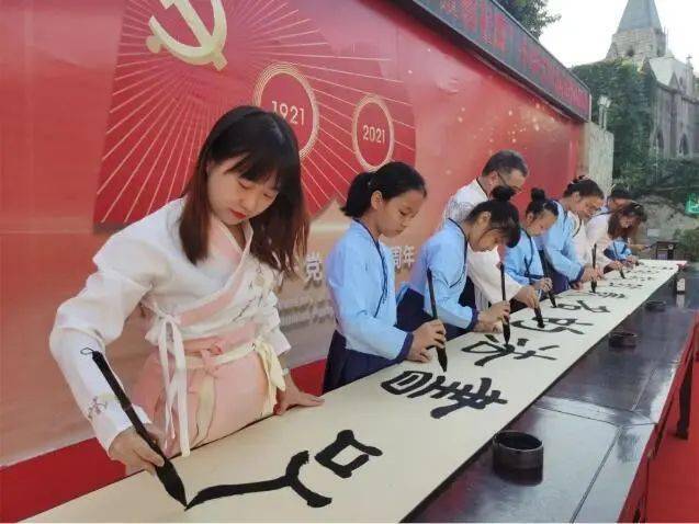 学校先后被评为"重庆市书法艺术教育示范学校,成为全国首批"北师大