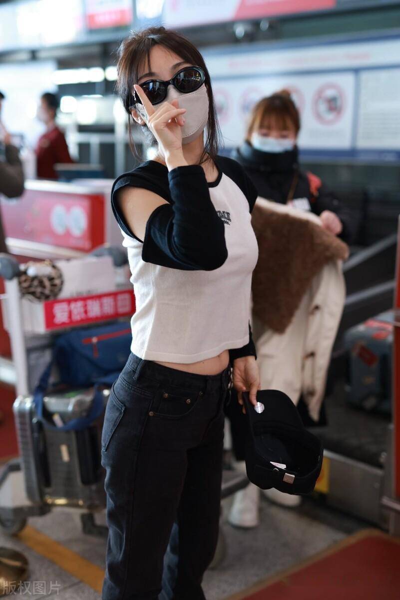 李菲儿现身北京机场 面对镜头花式摆拍
