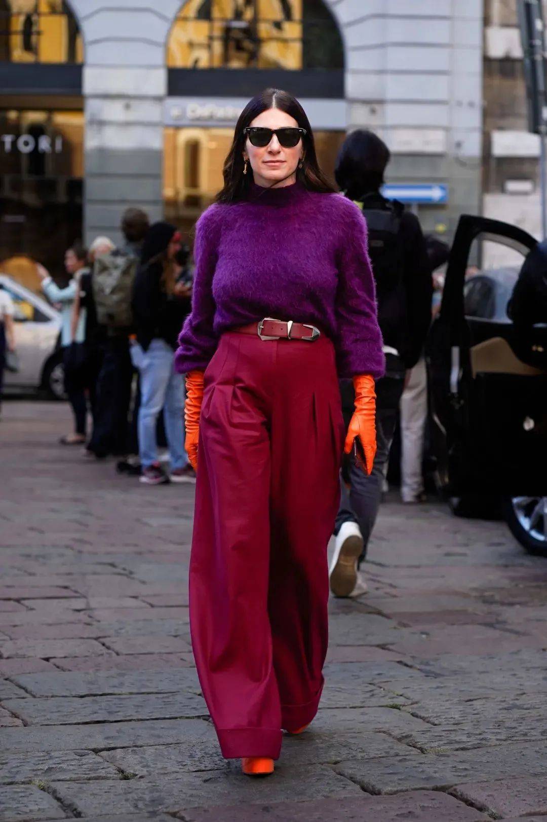 颜色上的深浅变化可以提高造型的层次感,而且还能保持整体和谐统一.