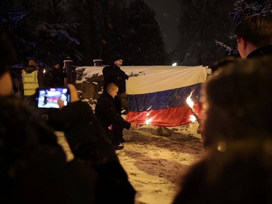 芬兰焚烧俄罗斯国旗,俄罗斯报复回来