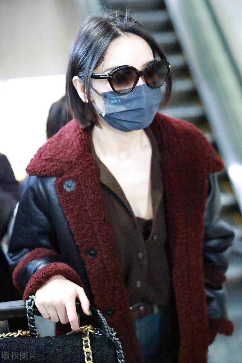 代斯现身北京机场 身材高挑气质非凡