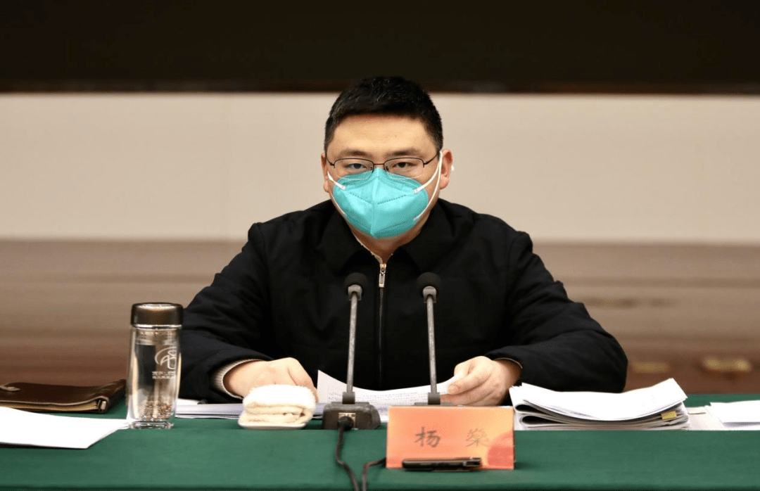 杨燊主持召开区政府第34次常务会议_建设_发展_会议室