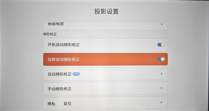 千元高颜值！联想小新100智能投影仪晨曦蓝评测：家庭影院入门就选它了
