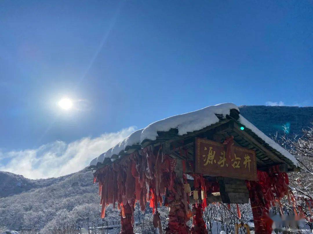 灌木叢上沿著山路一直往上最美的雪景大圍山國家