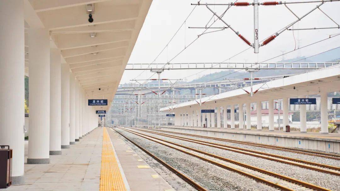 重庆东环铁路是国铁集团和重庆市重点工程项目,设计时速160公里,正线