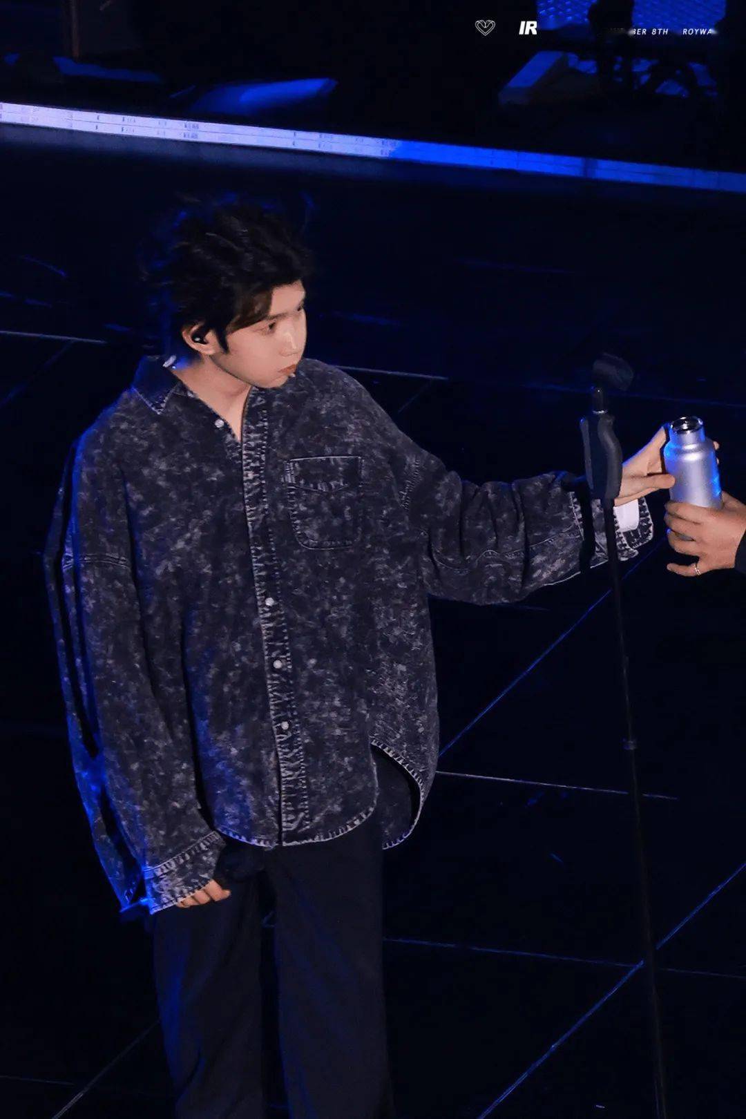 王源连续两天彩排到凌晨,止不住的咳嗽,还有疲惫_舞台_造型_感觉