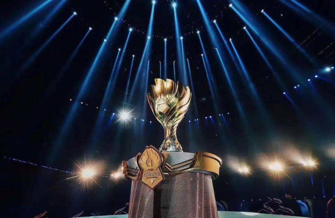 gk,将代表王者荣耀职业联赛最高荣誉的凤凰杯成功揽入怀中.