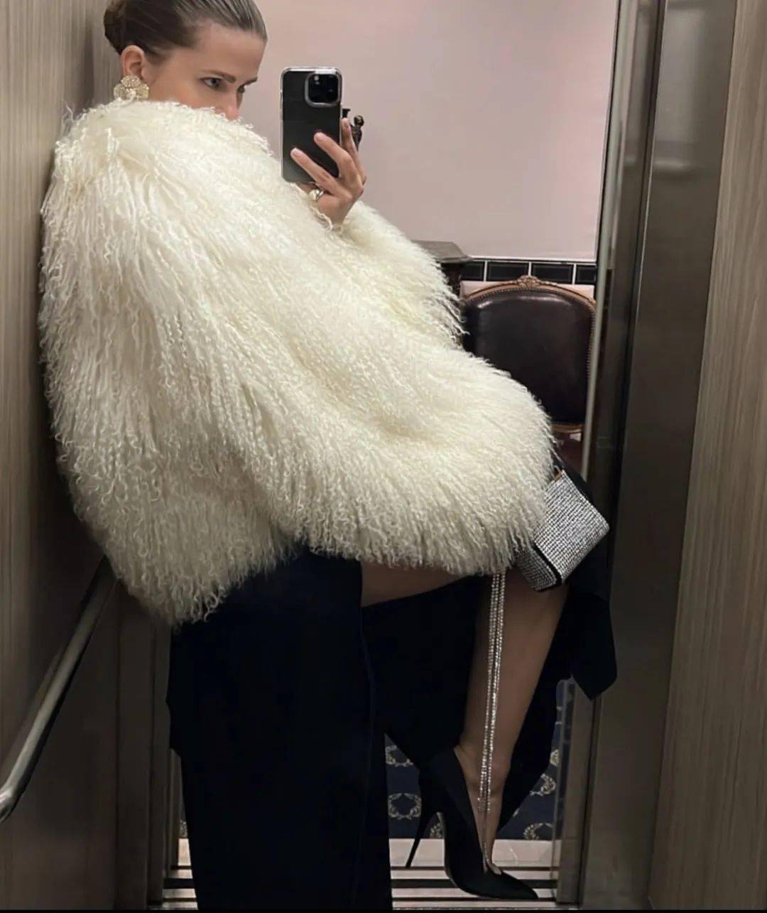 辣妹都爱把自己裹在长毛大衣里?