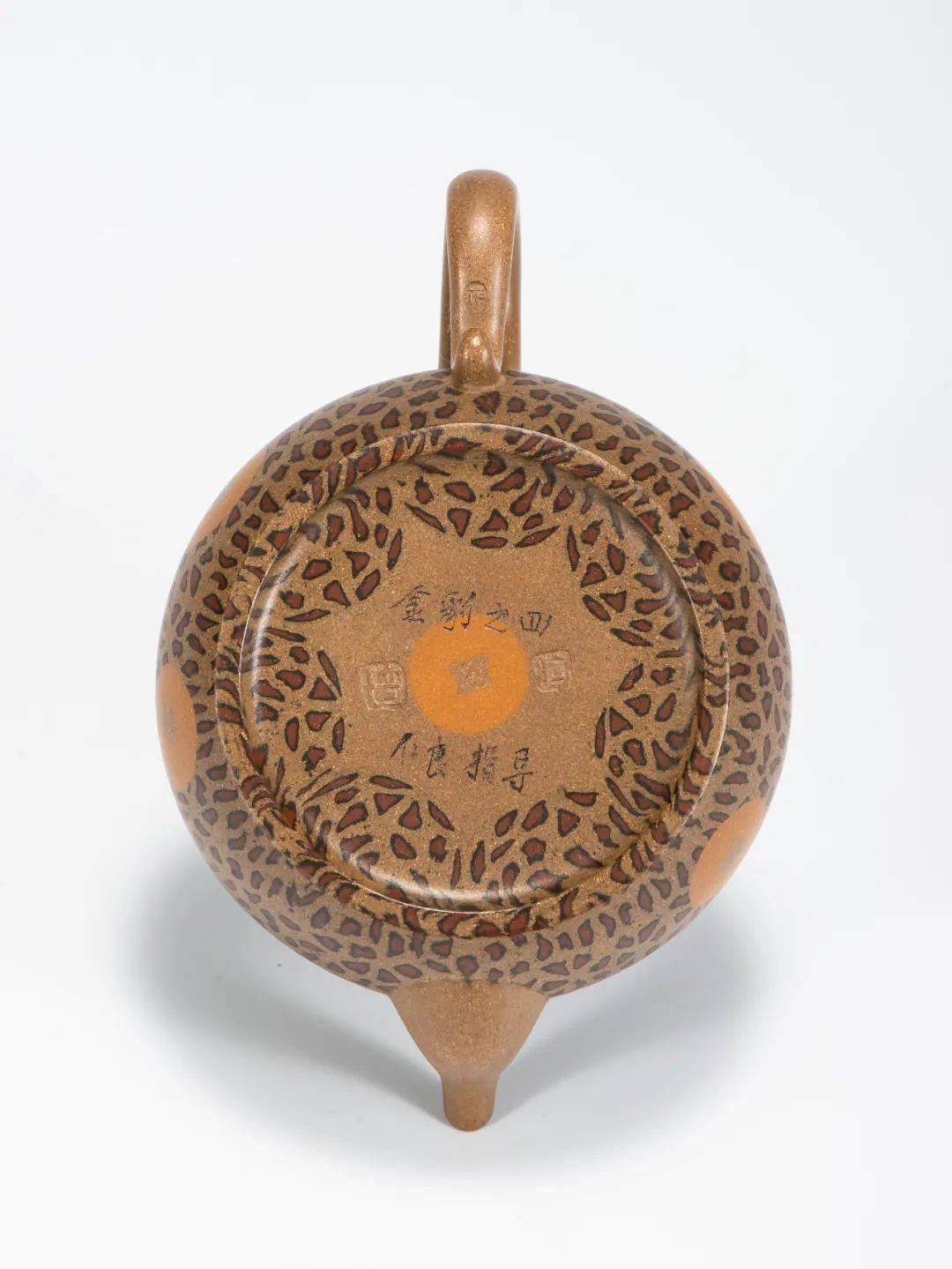 师范陶琦,为中国紫砂名家范仁良之女,现师从江苏省工艺美术大师范伟群