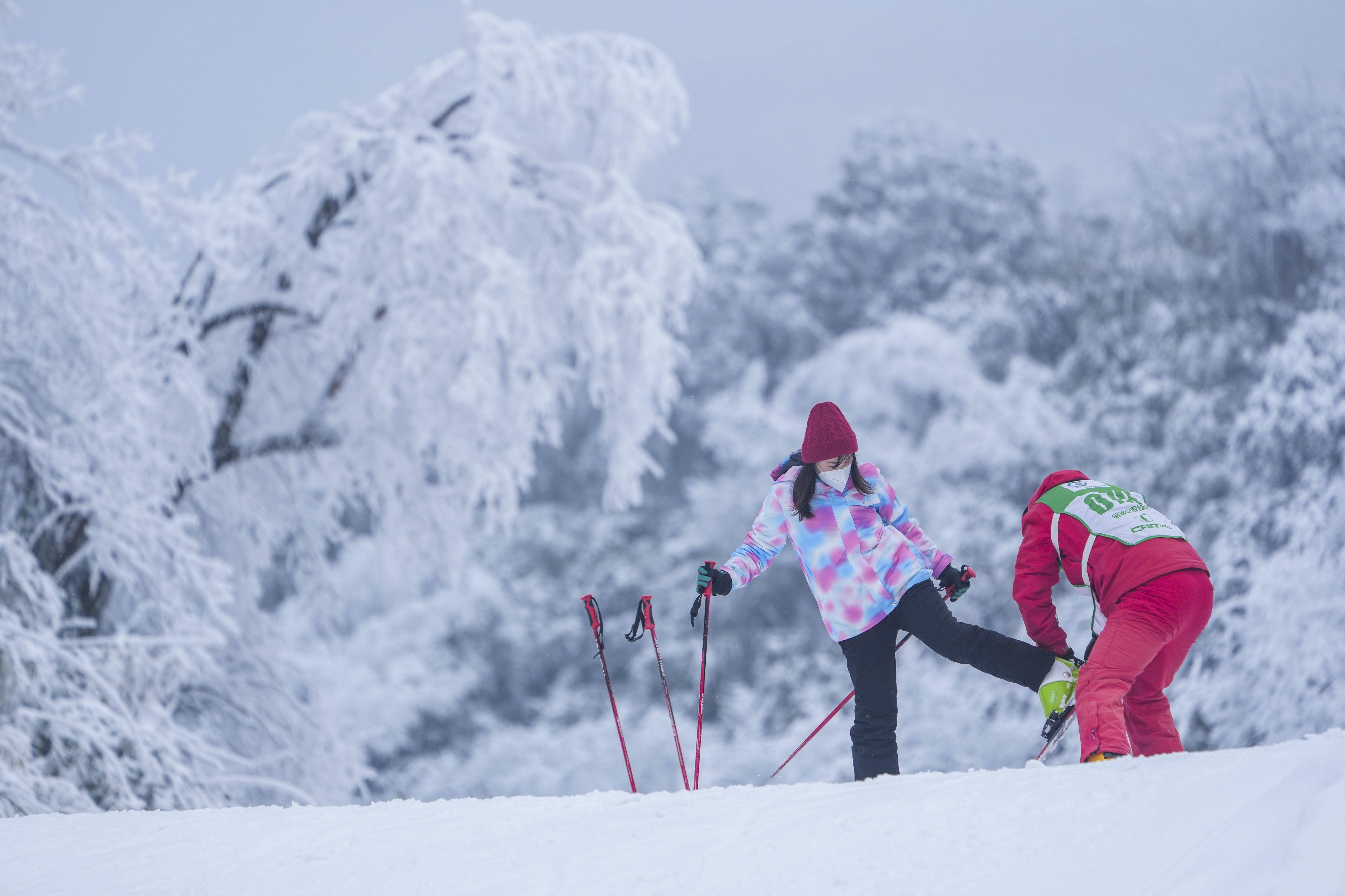 (新華全媒 )重慶:冰雪運動吹響冬季旅遊復甦號角_滑雪場_金佛山_遊客