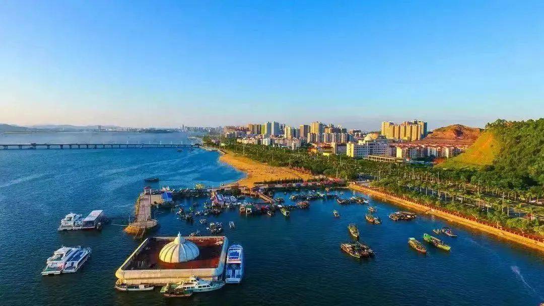 位于港口区渔澫半岛和防城区江山半岛中间,南北长约12公里,东西最宽处