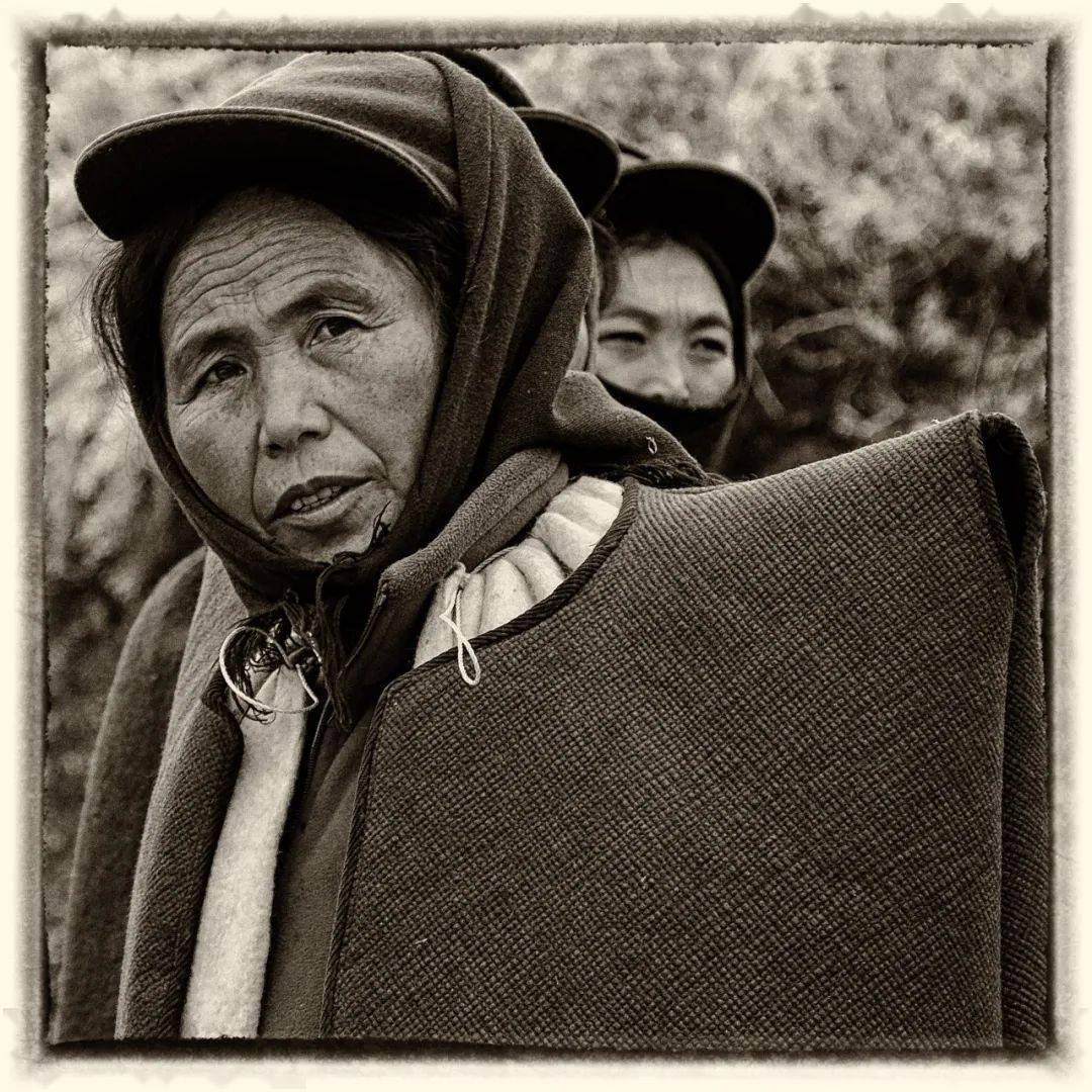 查尔瓦是指彝族人冬季日常生活中所穿用的一种披风.