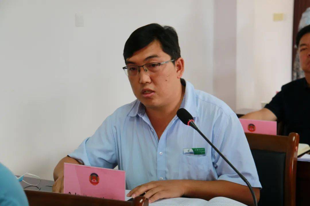 宾川县华侨庄园负责人谢明安在11月29日拿到恢复宾川县水果权证登记办