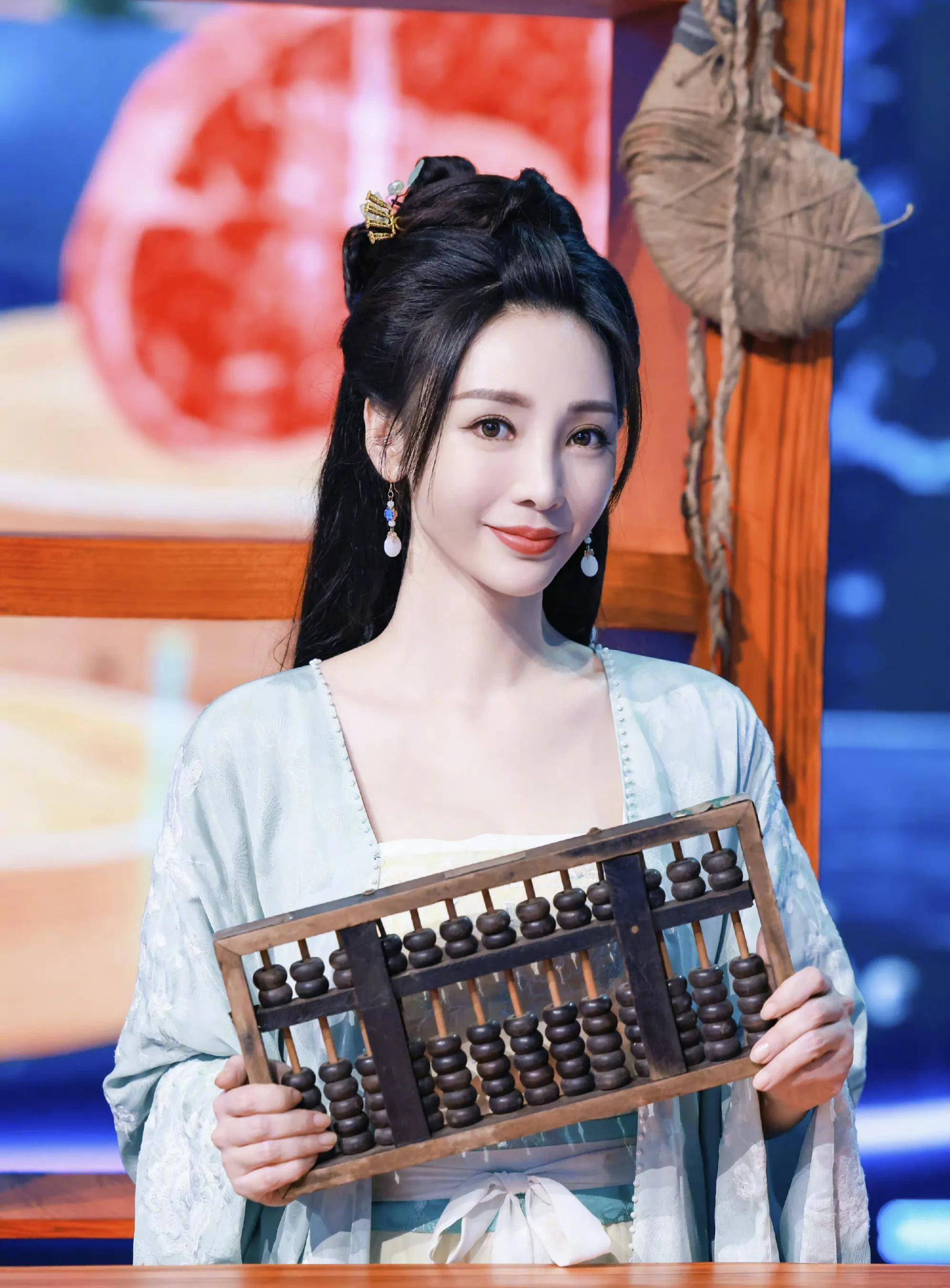 女星柳岩时尚写真:女神风采,颜值在线