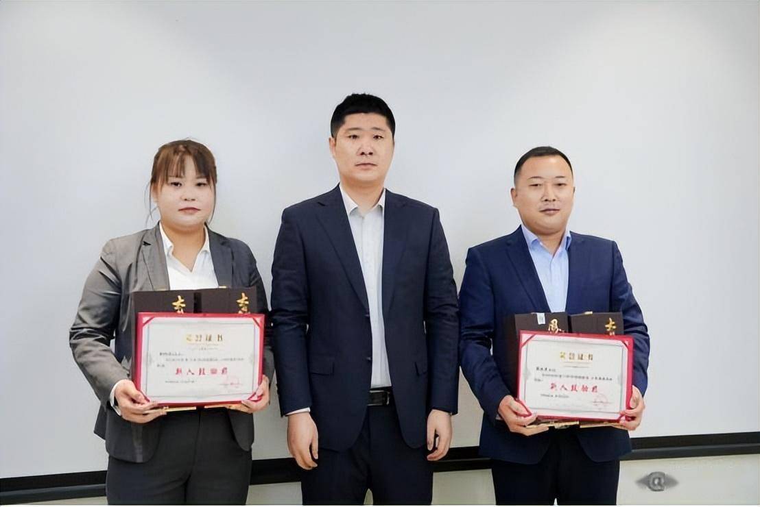 西安营销副总经理杨磊颁发新人鼓励奖最后,付小铜董事长发表重要讲话.