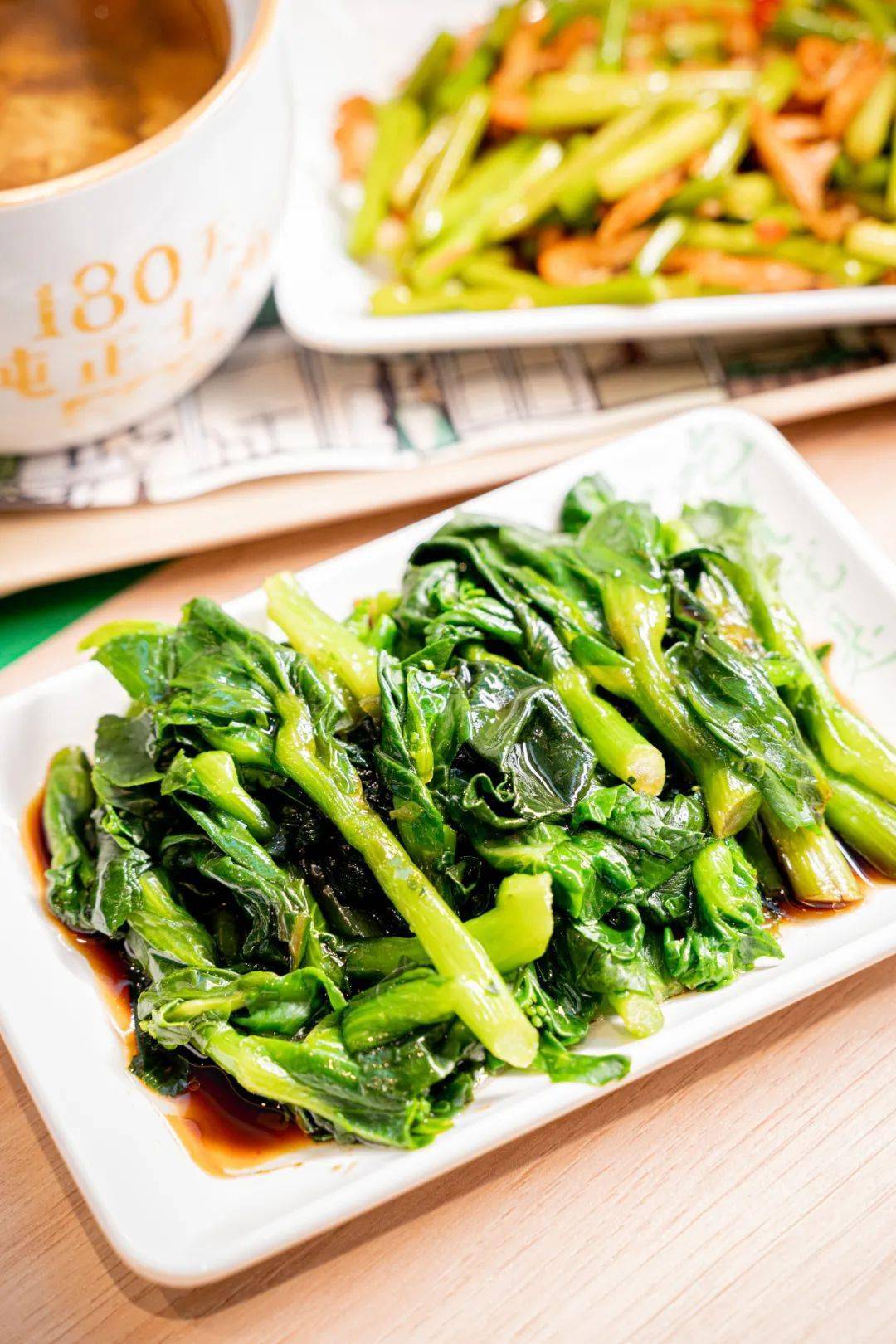 脆爽的口感又自带十足的鲜味;金汤酸菜鱼,酸辣开胃,鱼肉嫩滑;葱油菜苔