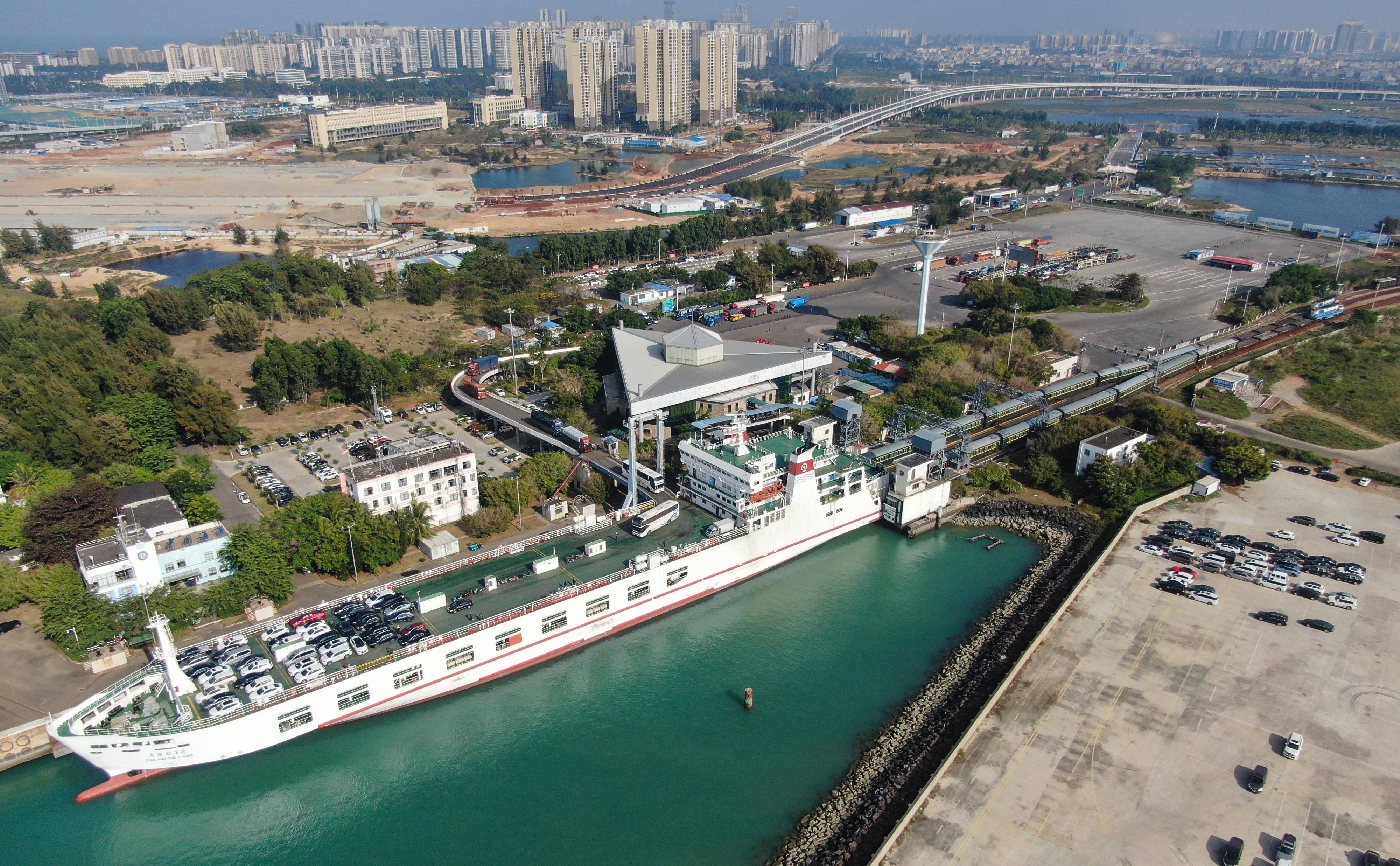 1月6日,在粤海铁路轮渡码头,粤海铁1号轮渡停靠泊位并装载列车