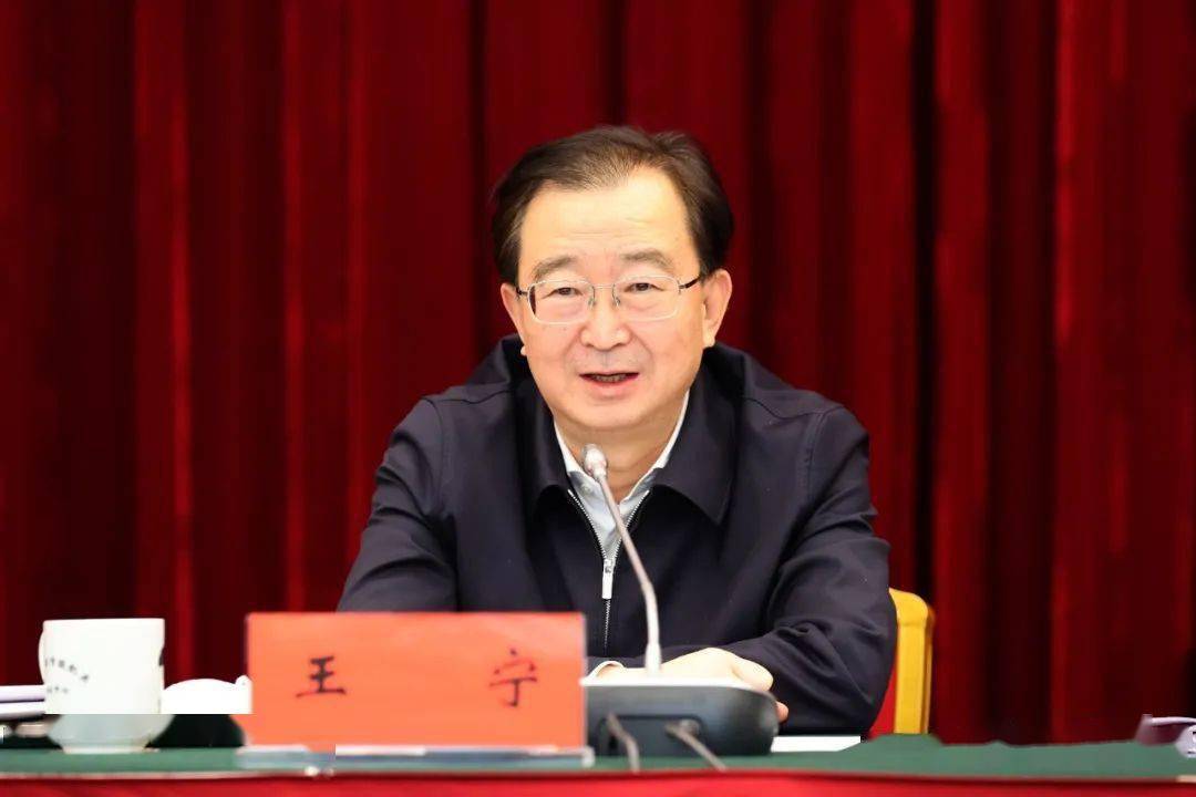 王宁在指导昆明市委常委班子2022年度民主生活会时强调:只争朝夕 奋勇
