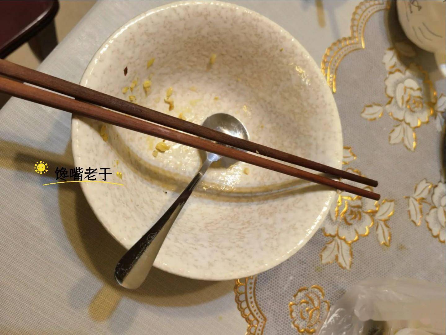 梦境碎片，筷子与碗的跌落——解析一次外出就餐的意外之梦