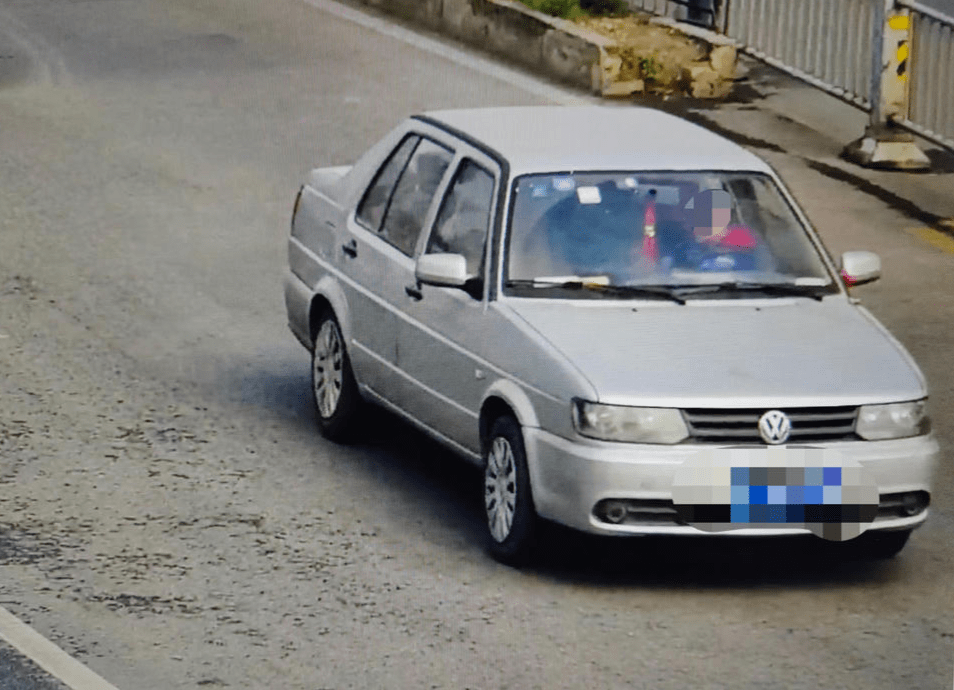 边抱娃边开车 成都交警问责驾驶员_车某某_未成年人_座椅