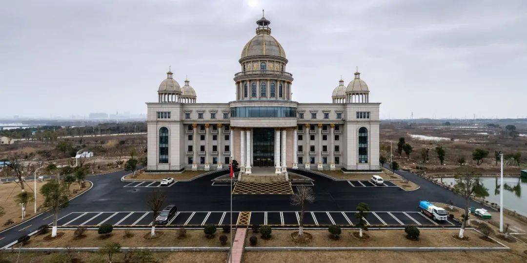 2012年首期开盘如此同时,新的"白宫"酒店还在继续不断涌现,比如武汉一