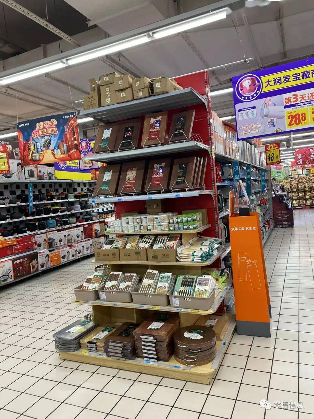 大润发常德店年货陈列很有气势