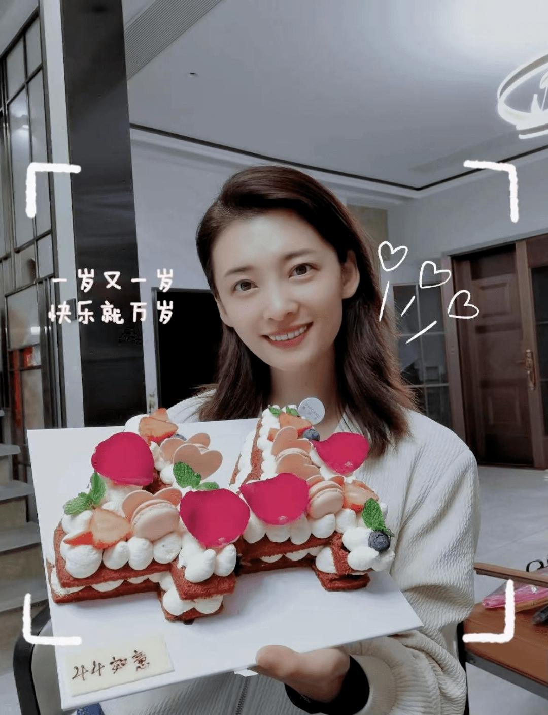 名主持马滢携总裁老公恩爱现身,全家豪宅前合影,女儿丹凤眼像爸_安徽