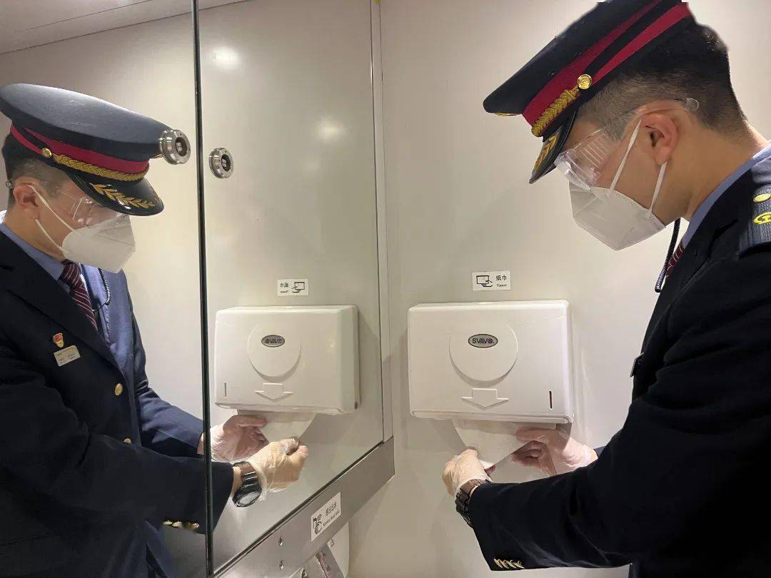对关键部位做好消毒在上海虹桥开往佛山西的d931次列车上1月7日晚动卧