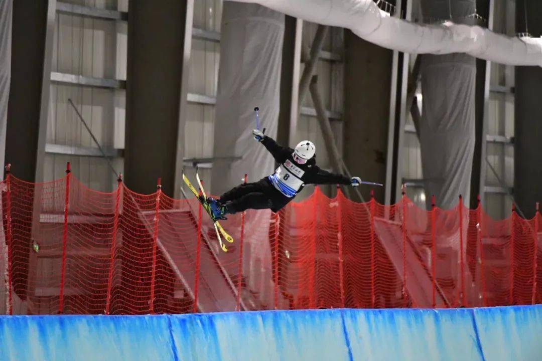 经过一天的激烈角逐,最终来自河北省体育局冬季运动管理中心的盛海鹏