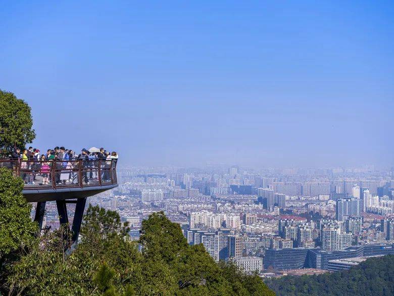 说它是网红观景平台一点也不夸张,昨天上午登山上去,恰逢是星期天,一