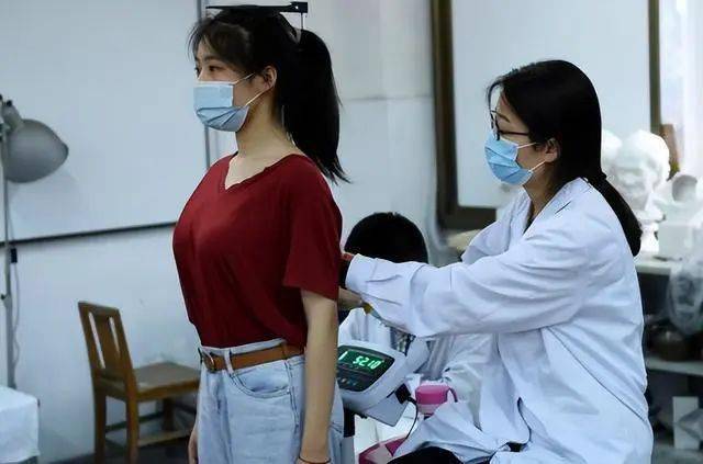 高考体检需要"一丝不挂"?