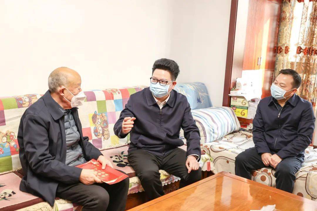 看望慰问吴学香来到老同志吴学香,禄绍康家中,吴胜华关切询问他们的