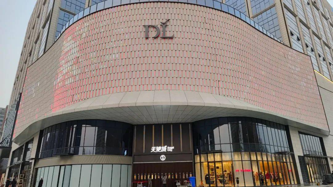 笔者昨天晚上对胖东来生活广场做了一场直播,在直播的过程当中看到了