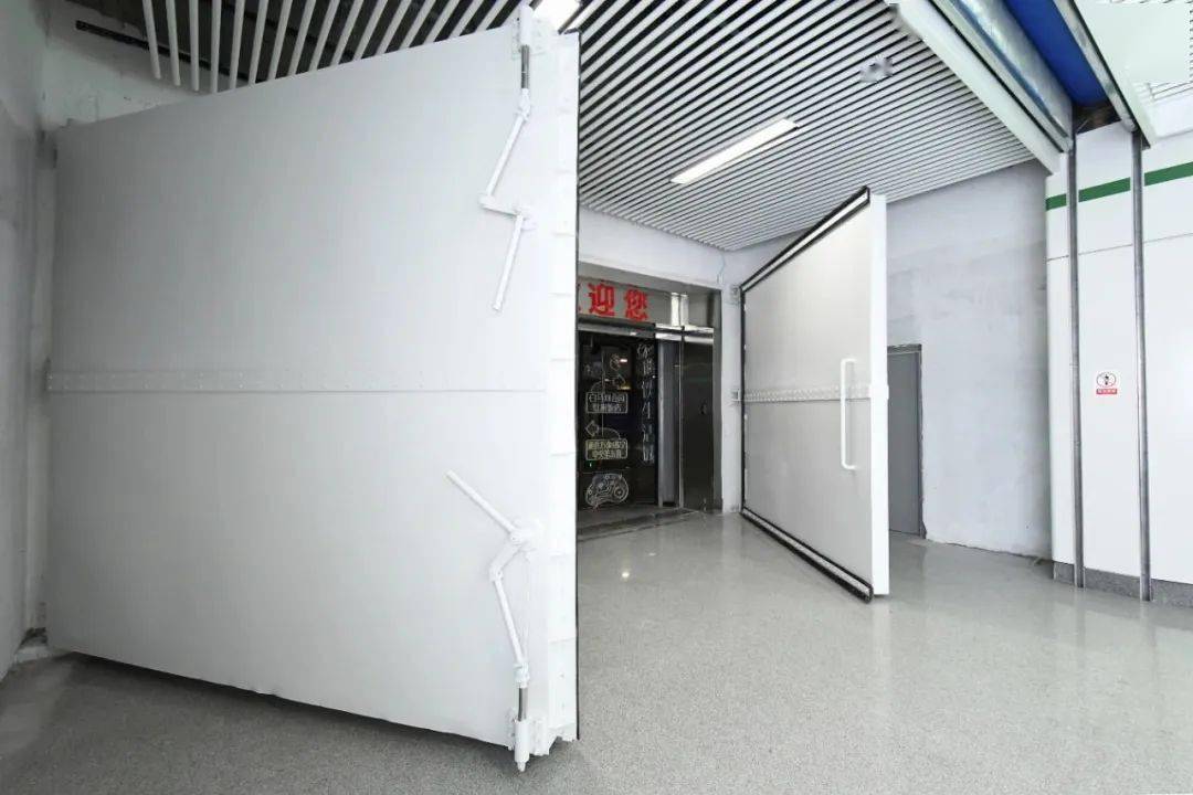 福州地铁在2号线宁化站出入口与地下商业空间交接处安装特制防水门,此