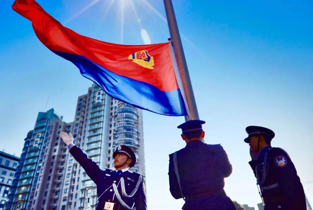 扫码听书丨 110警察节:致敬"藏蓝色"的守护_中国_党和人民_社会