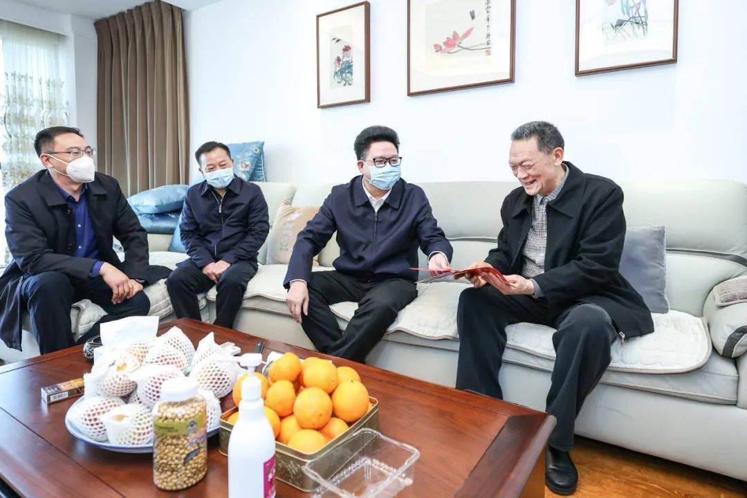 来到老同志吴学香,禄绍康家中,吴胜华关切询问他们的身体和生活状况