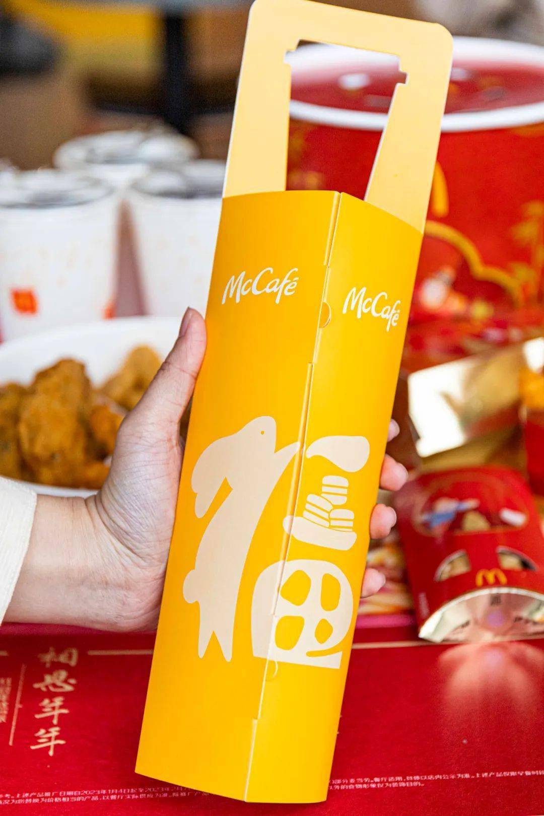 麦当劳上新啦！「兔年限定」年味溢出屏幕！春节在家一“桶”就搞定！风味马卡龙安格斯 