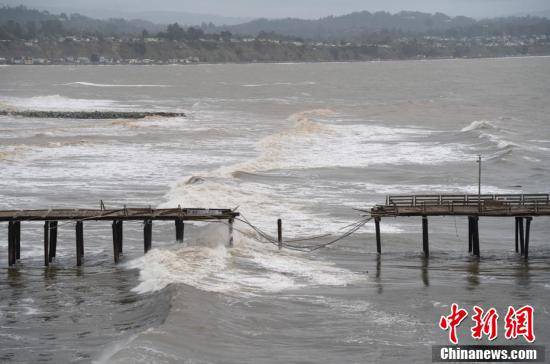 美国北加州海滨观光小城遭风暴破坏