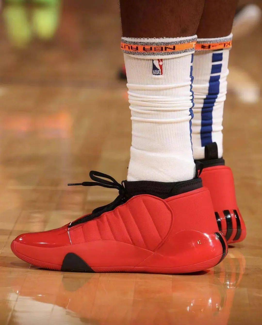 自从去年休赛季第一次曝光到现在,这双哈登7代战靴可谓是吊足了各位