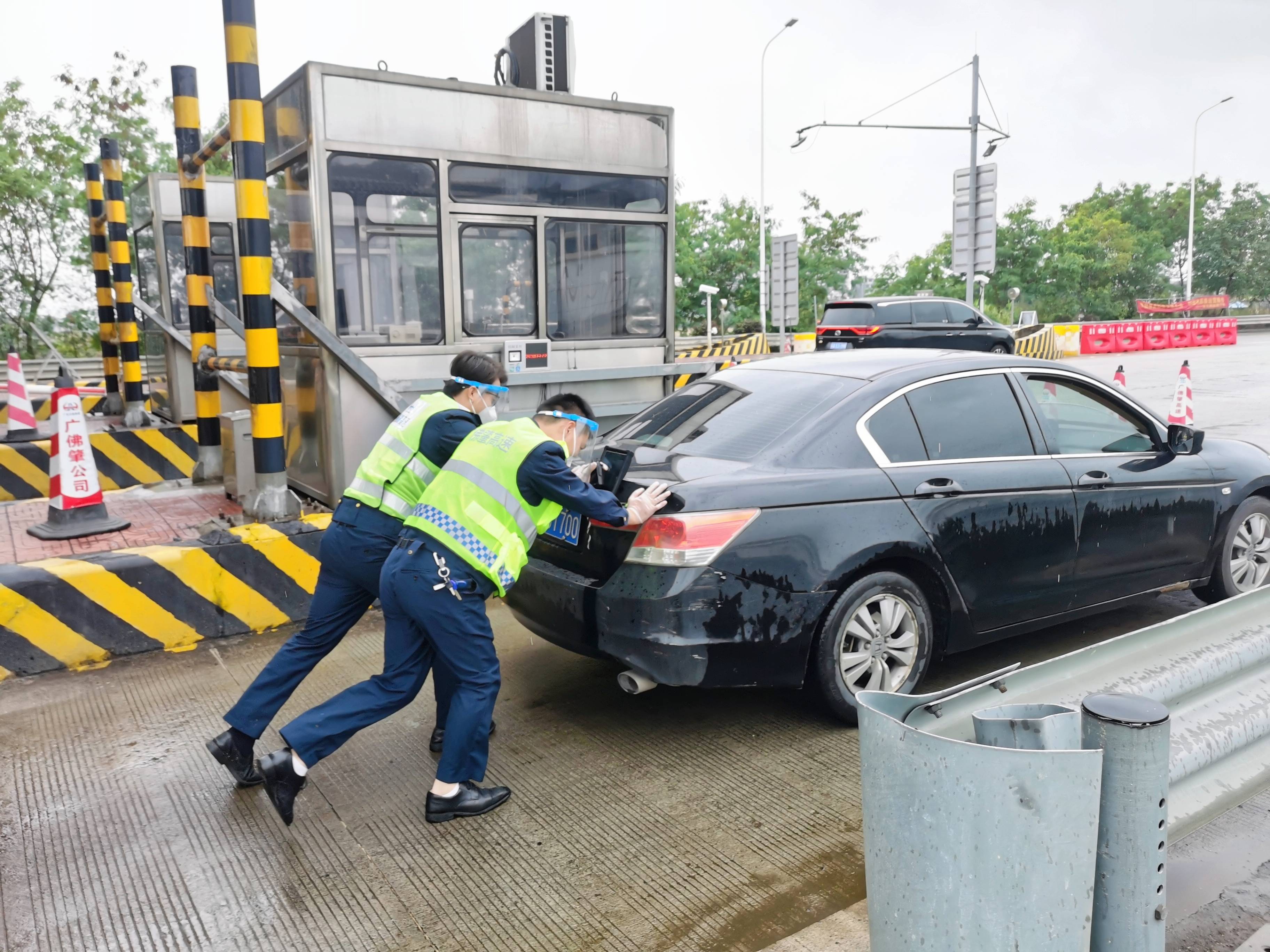 客车抛锚在高速收费站，广佛肇高速工做人员冒雨推车帮手脱困