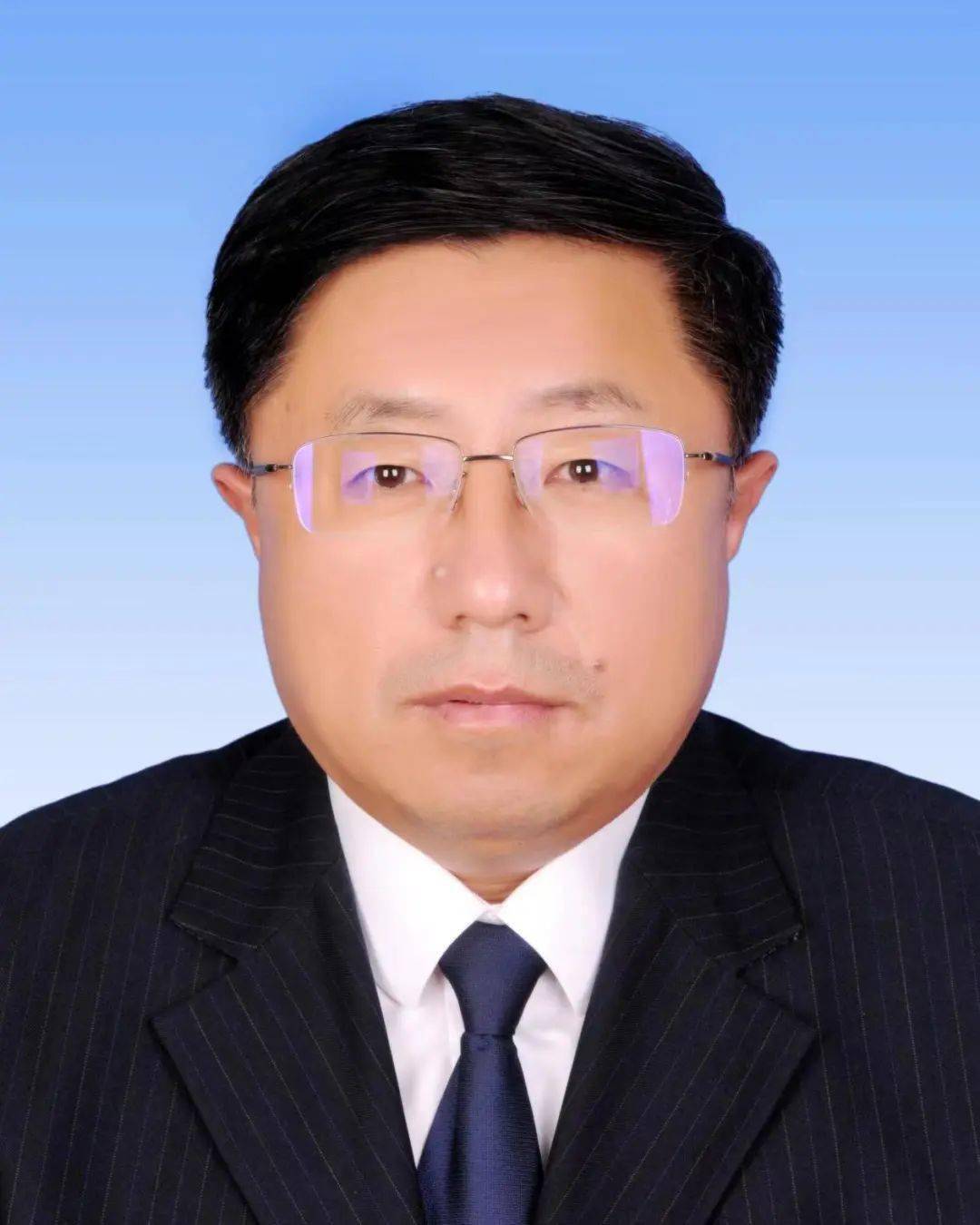 市政府秘书长 薛莲蒂简历薛莲蒂,男,蒙古族,1970年9月出生,中共党员