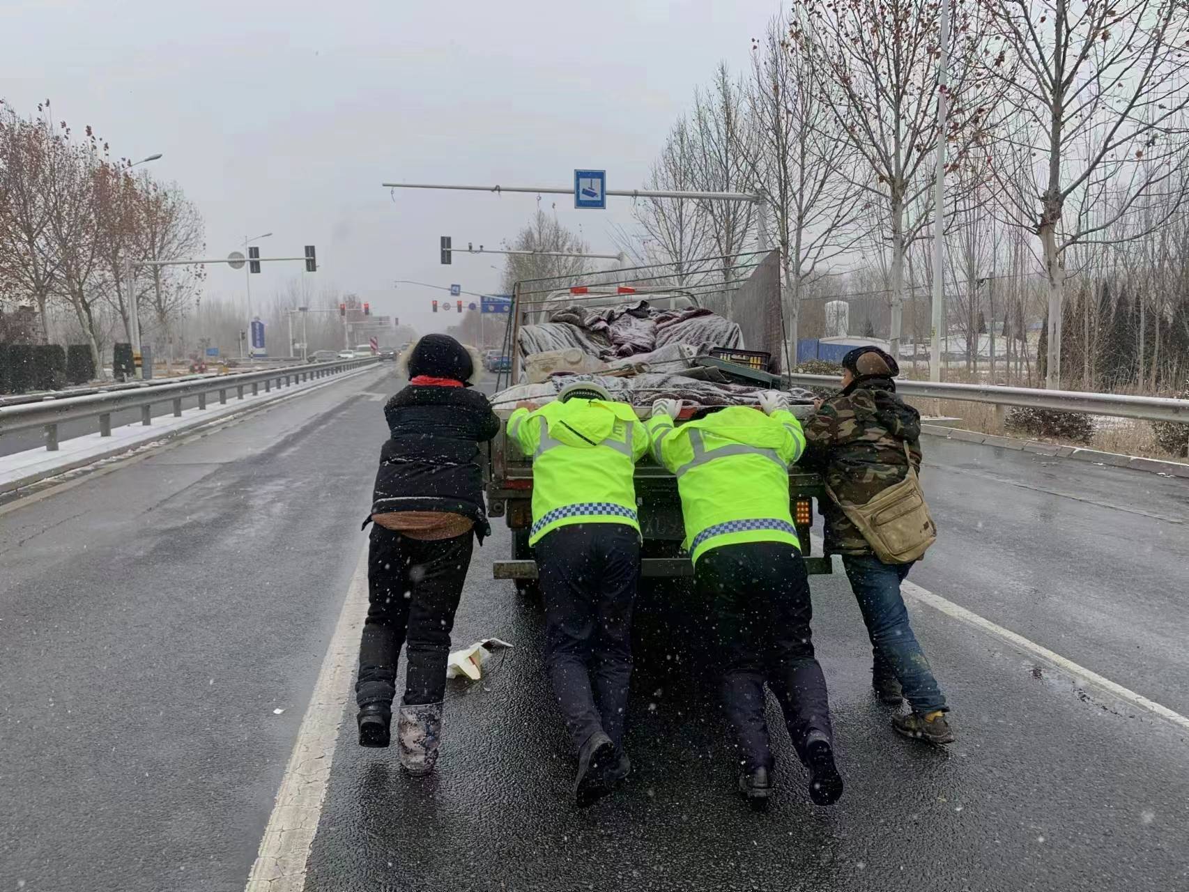 以雪為令 淄博高青交警溫暖守護平安路_車輛_天氣_巡邏