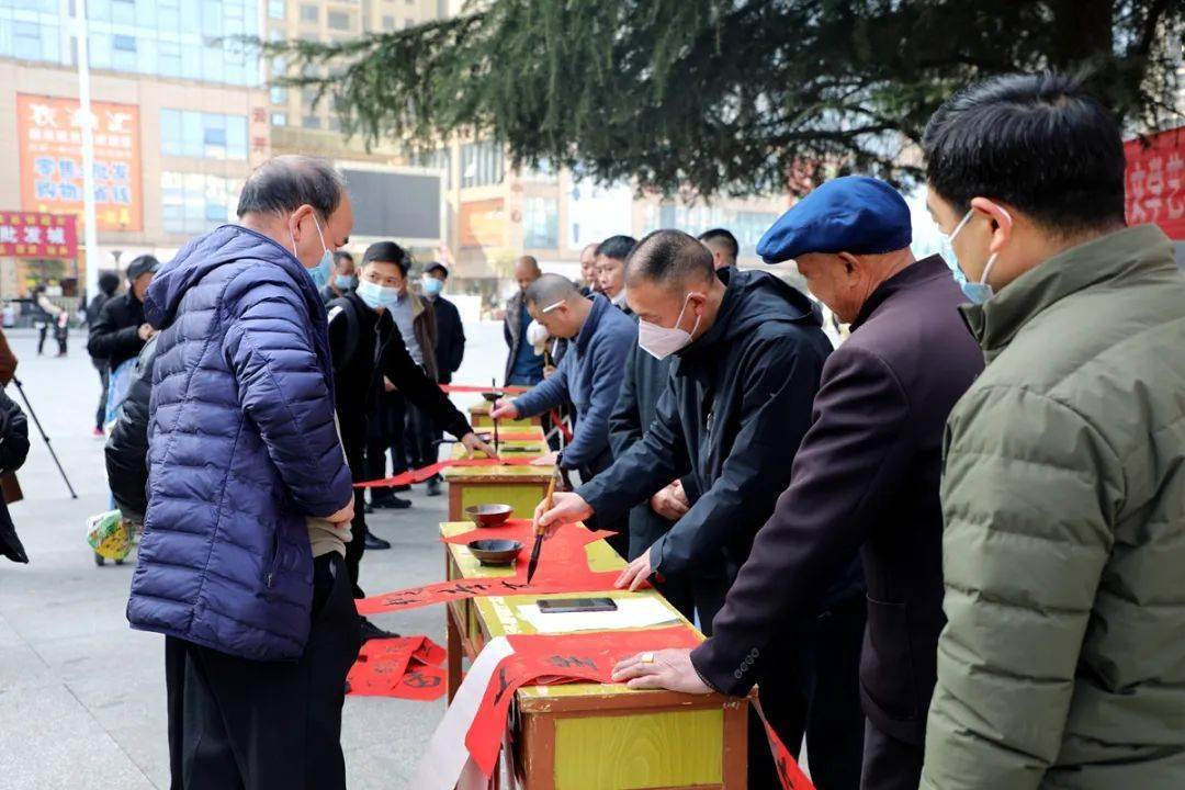 开阳:书法家义写春联送祝福,浓浓年味迎新春_活动_县城_群众