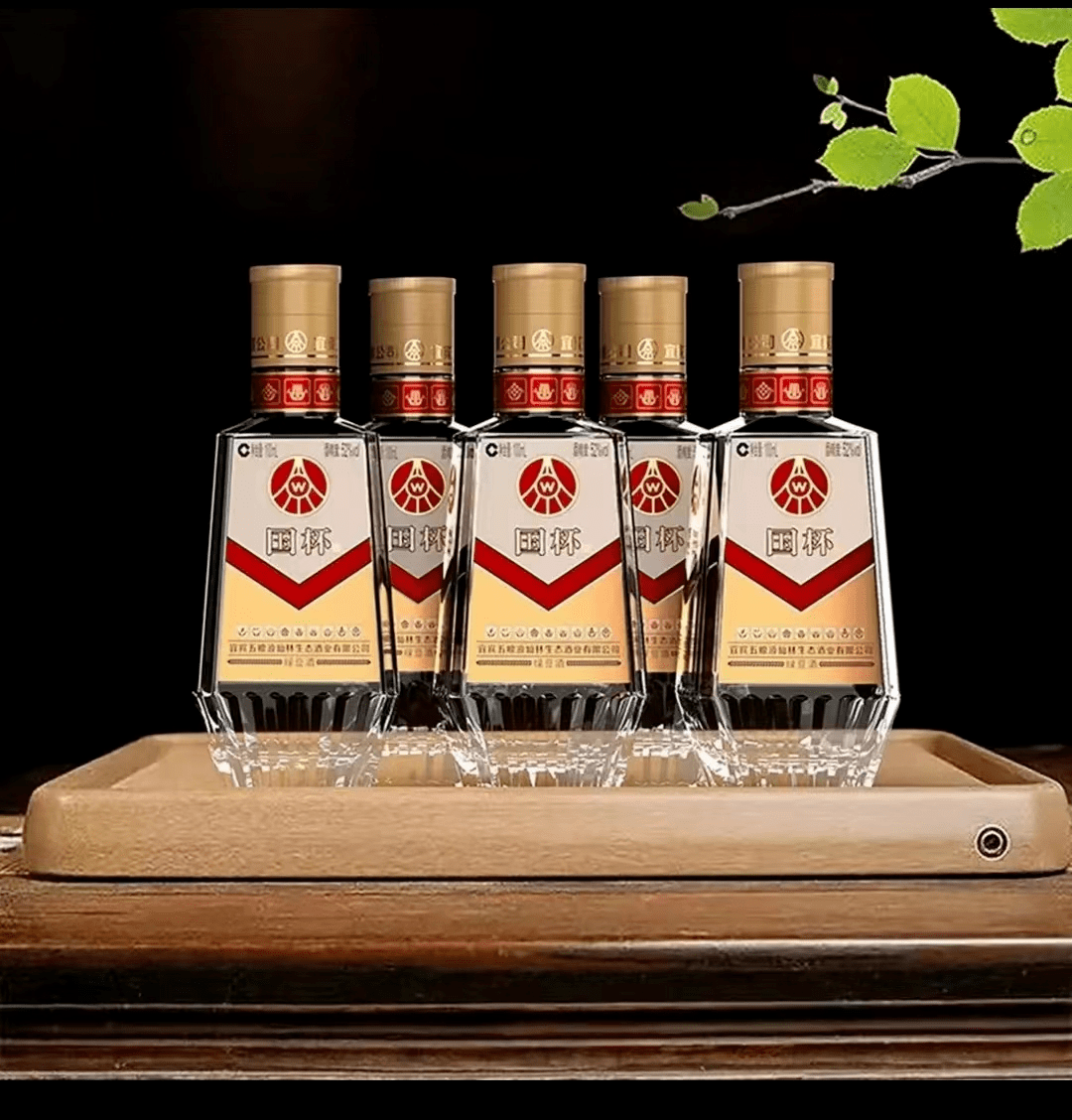 五粮液国杯小酒,除了在原料上精挑细选外「国杯小酒:经典瓶型,再现